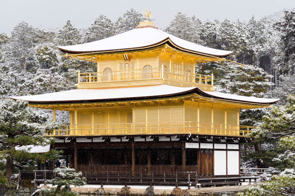大晦日、改修後の金閣寺が魅せる雪景色は美しく特別なものだった 