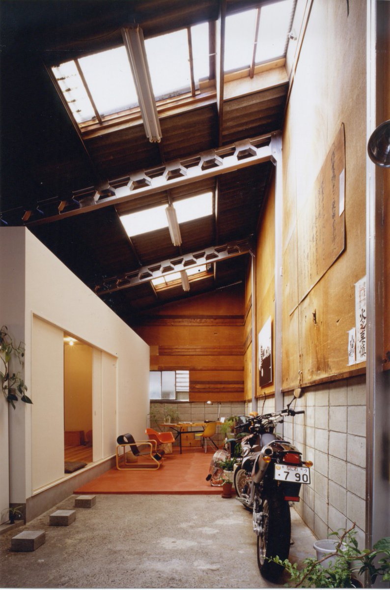 倉庫の中にワンルーム平屋を建てちゃうアイデアが面白い