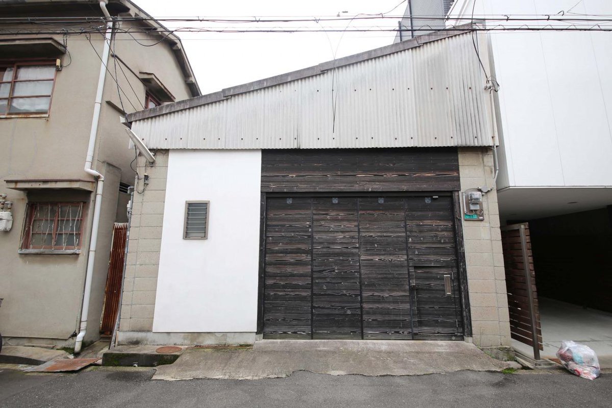 倉庫の中にワンルーム平屋を建てちゃうアイデアが面白い