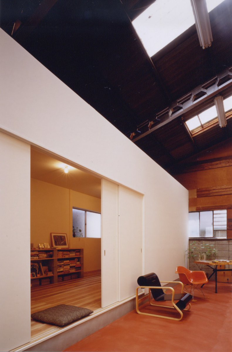 倉庫の中にワンルーム平屋を建てちゃうアイデアが面白い