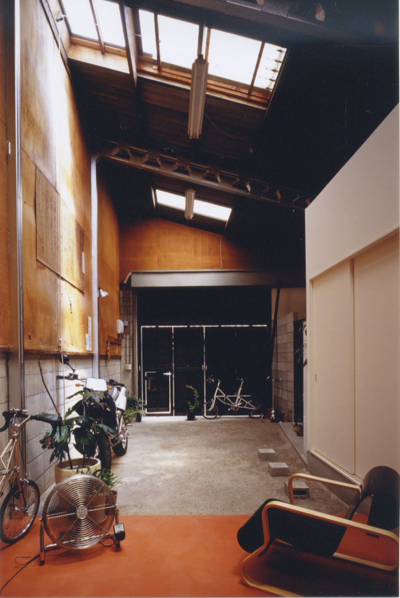 倉庫の中にワンルーム平屋を建てちゃうアイデアが面白い