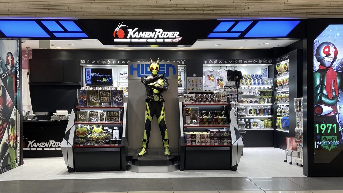 そしてなんと #仮面ライダーストア では本日より #仮面ライダーセイバー がお出迎え‼️ 剣をかまえるポーズがとってもカッコイイですね😆✨ご来店の際は是非ツーショットしちゃいましょう📸 #ゼロワンありがとう #ゼロワンからセイバーへ