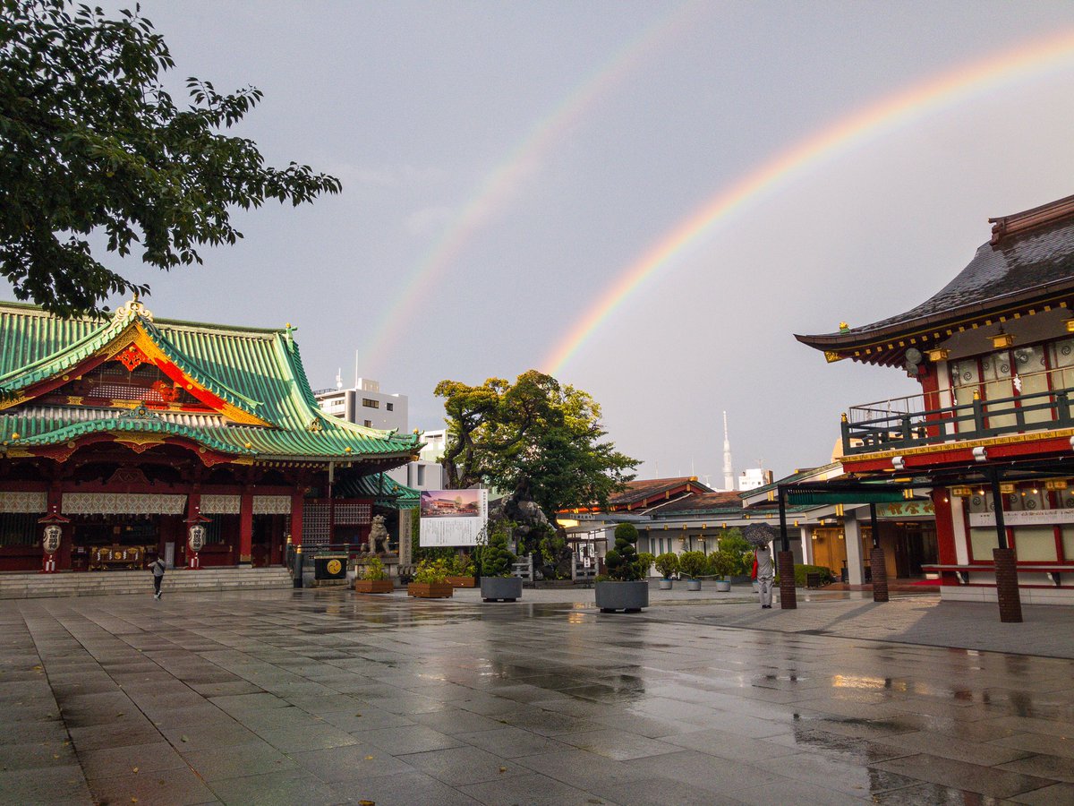 【神田明神のお天気⛩】 ゲリラ豪雨も過ぎて、境内からは二重の虹が見えています🌈 明日も通常通り営業していますので、参拝に合わせて是非お立ち寄り下さい✨