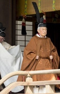 今日のニュースや新聞に出るでしょうが、天皇が身につけているのが、授業でお話しした黄櫨染袍(こうろぜんのほう)、冠は纓を立てた立纓冠です