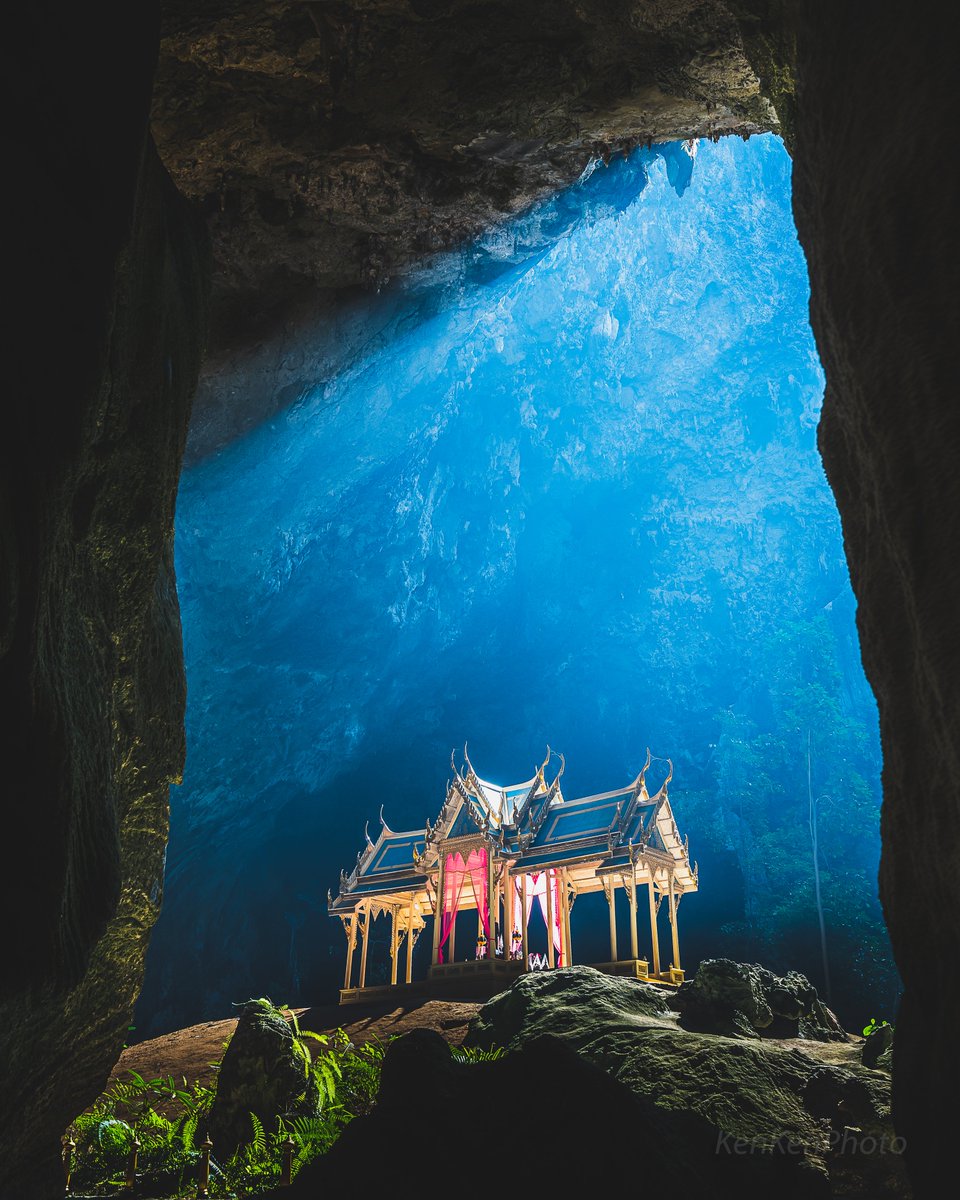 ゲームやアニメの世界じゃなくて 現実の洞窟と宮殿です。 