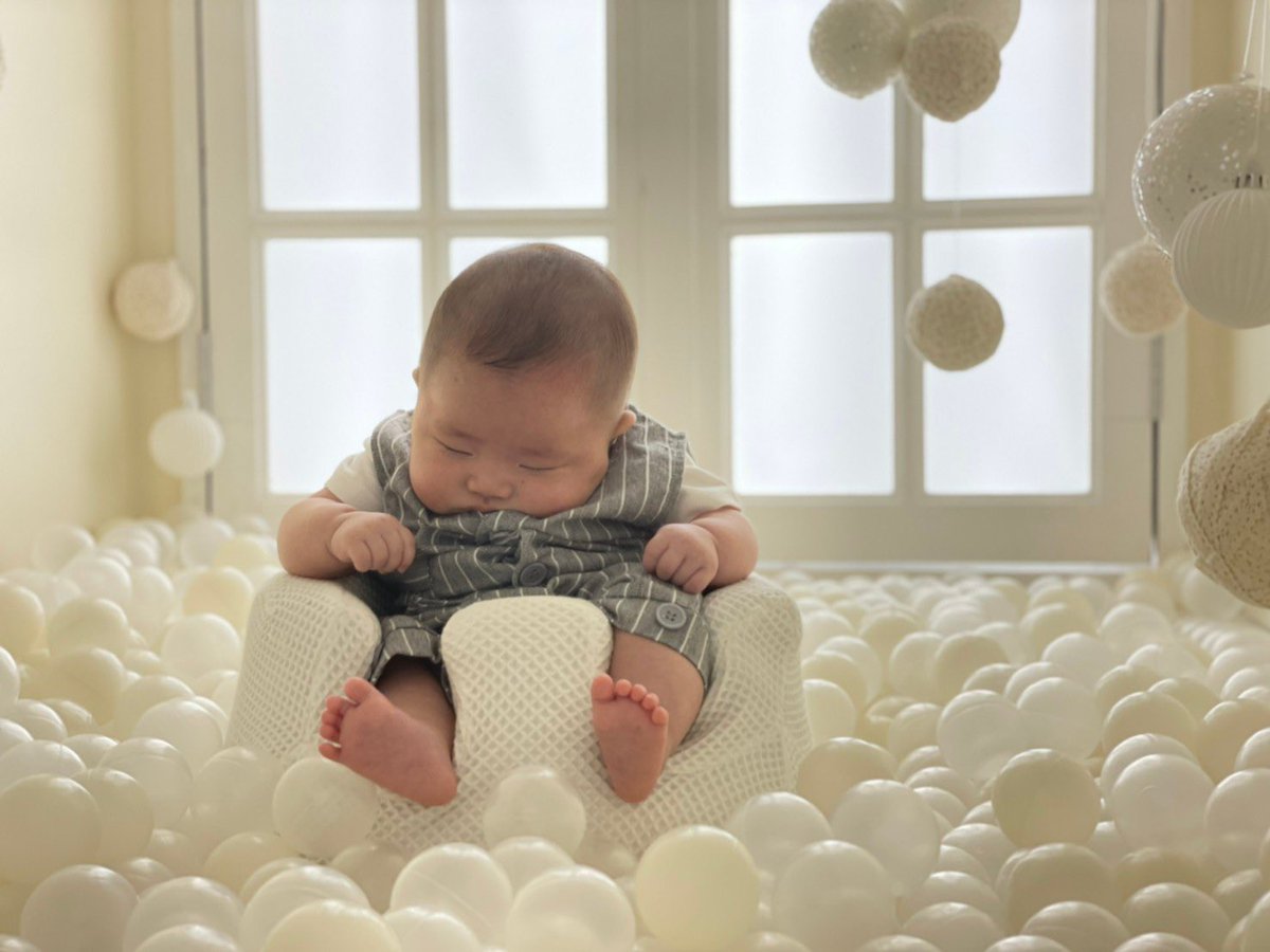 記念撮影中に力尽きた息子 