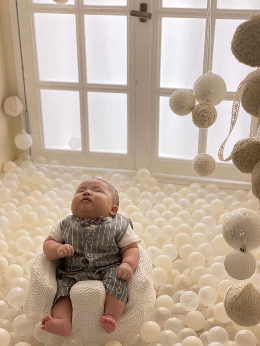 記念撮影中に力尽きた息子 