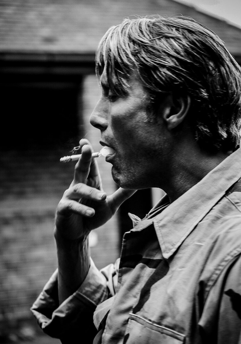 DSの最新トレーラーに登場するマッツ演じるクリフは、ヘビー・スモーカーです