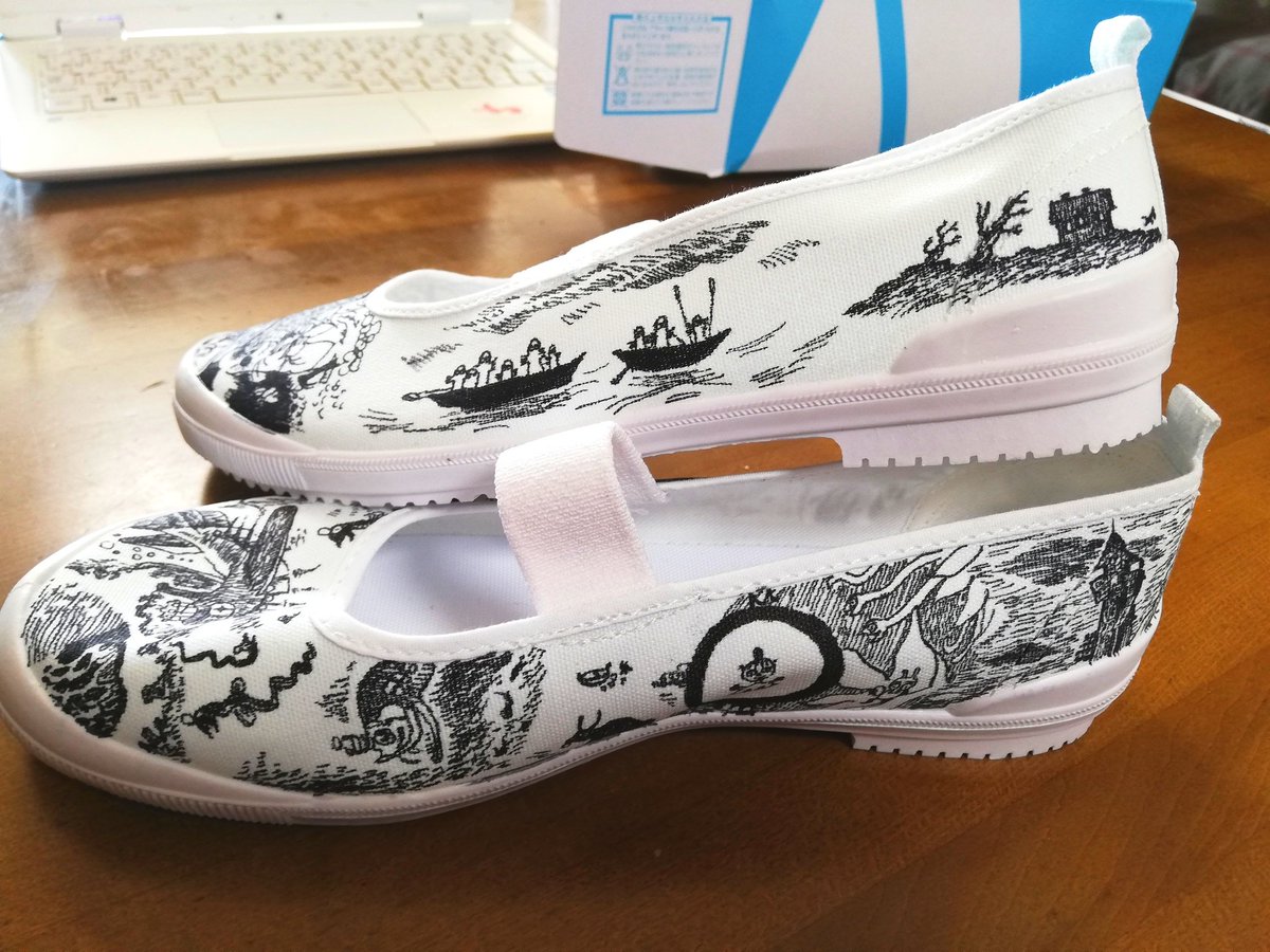 母に頼まれて職場の上履きにムーミン描いた！楽しかった☺️ 