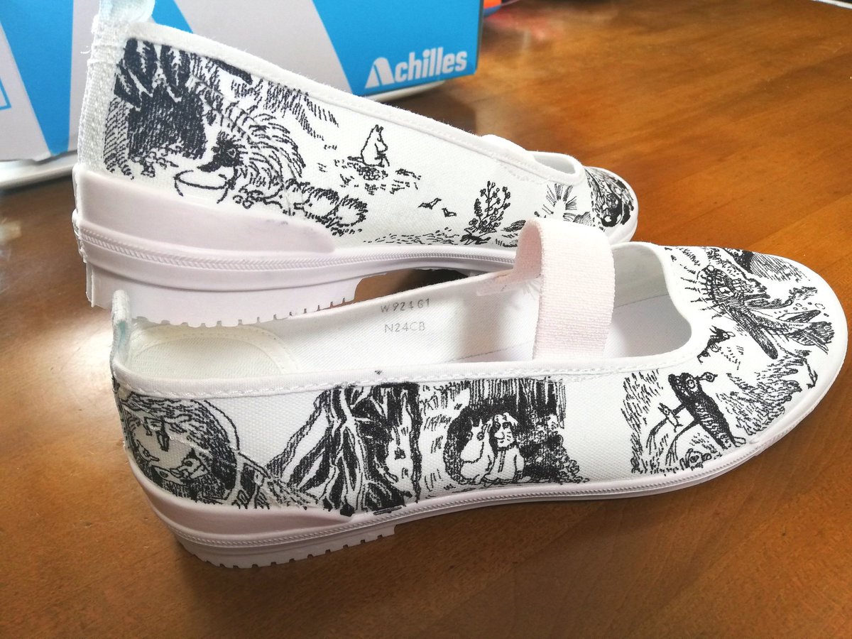 母に頼まれて職場の上履きにムーミン描いた！楽しかった☺️ 