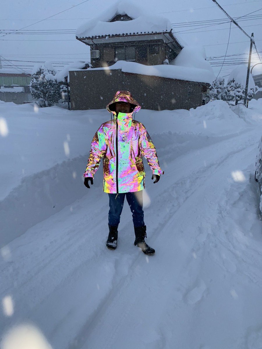 🥺 オーロラリフレクター(反射材)で 夜の雪かきも安心👏 水滴がついてる所は、光らなくなります😭 