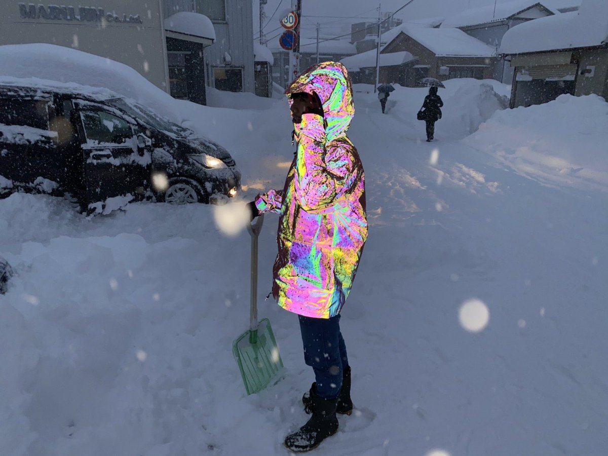 🥺 オーロラリフレクター(反射材)で 夜の雪かきも安心👏 水滴がついてる所は、光らなくなります😭 