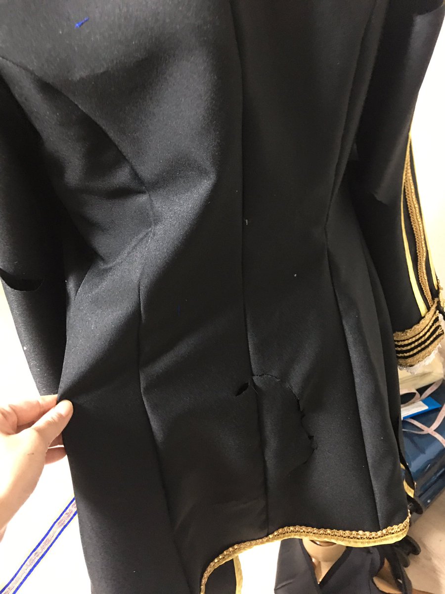 上記二枚の衣装のズタズタさ… もーこれ届いた時唖然としたからね
