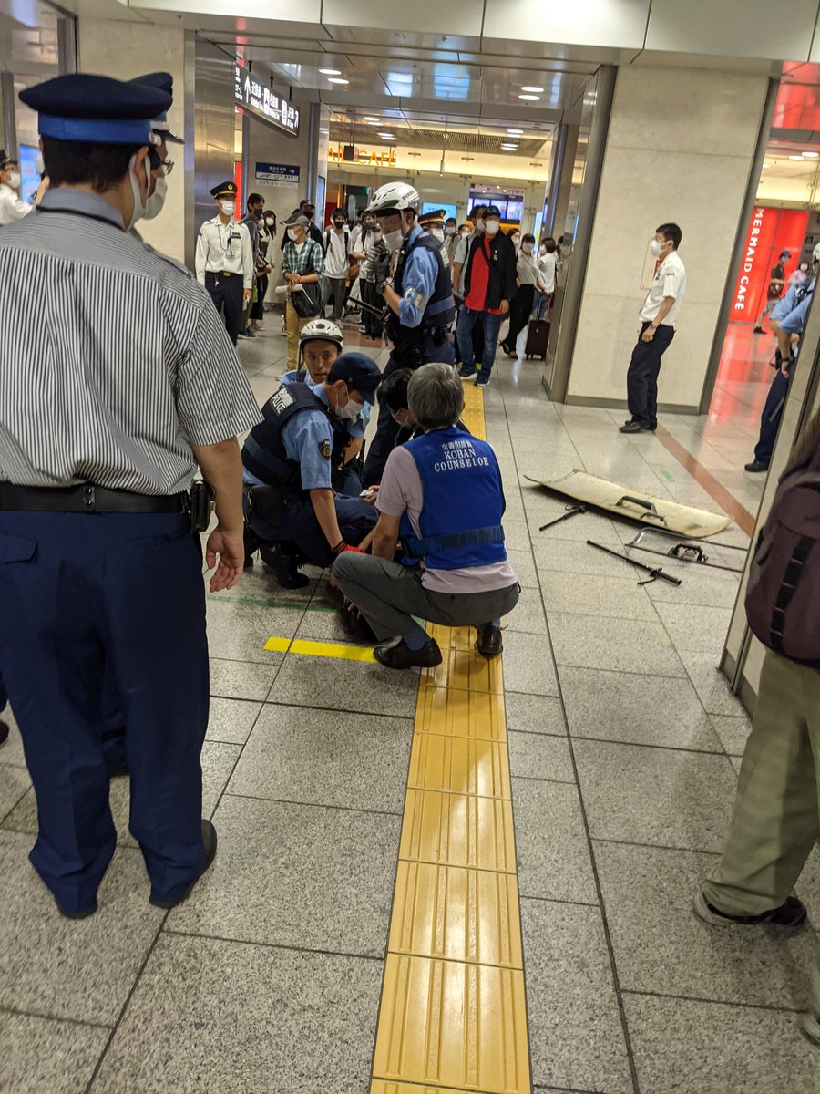 名駅で人待ってたら刃物持った人が追いかけてきてマジで怖かった 
