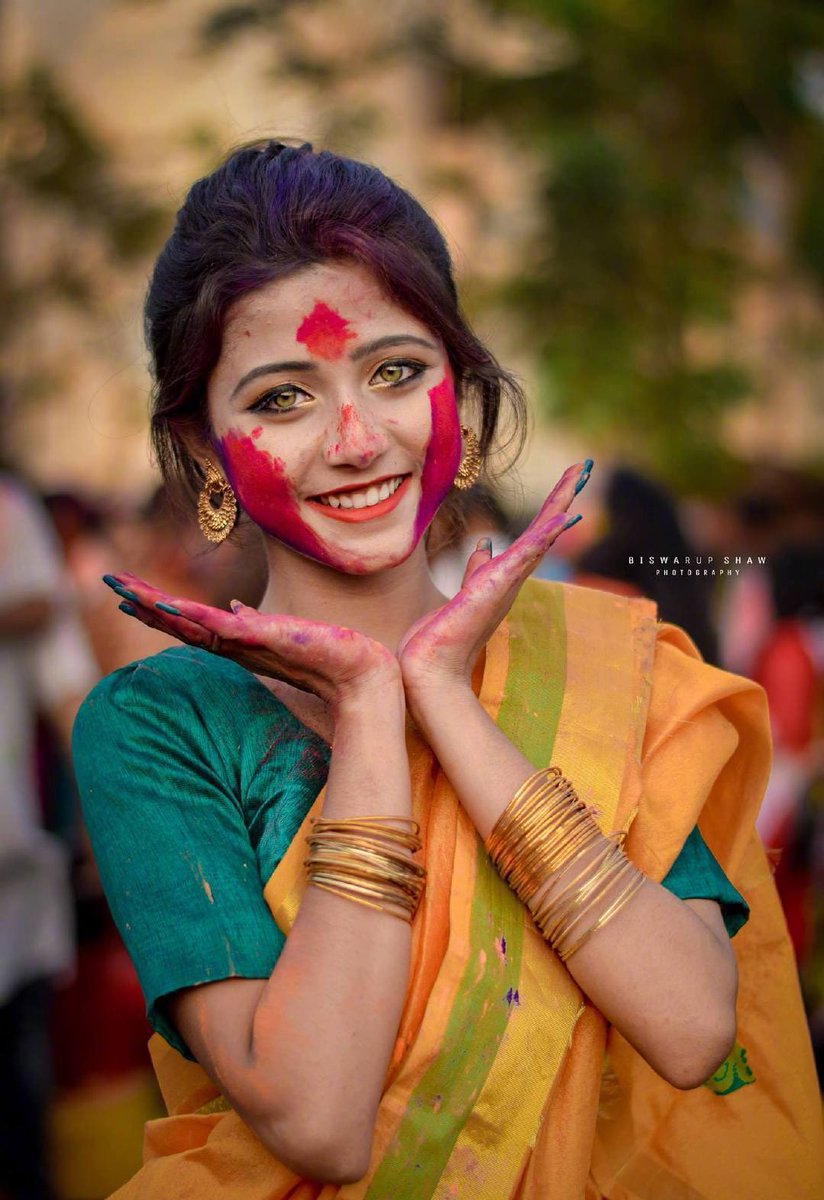 インドの女の子 Riya Sanyal ​​ちゃん 目の色が綺麗でずっと見つめてしまうし少し焼けた肌に色鮮やかなサリーを纏っている姿は異国情緒を感じさせて今すぐにでもインドに飛び立ちたい気持ちにさせる……🇮🇳 