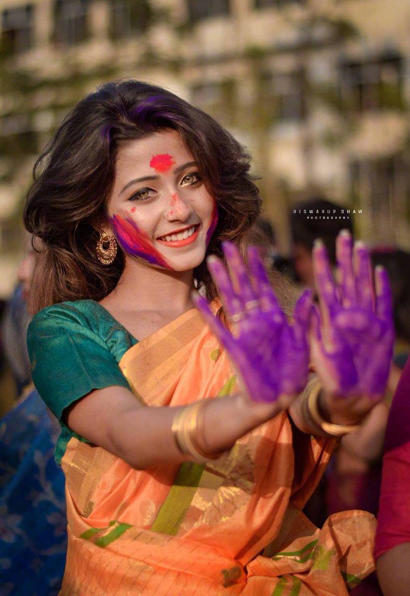 インドの女の子 Riya Sanyal ​​ちゃん 目の色が綺麗でずっと見つめてしまうし少し焼けた肌に色鮮やかなサリーを纏っている姿は異国情緒を感じさせて今すぐにでもインドに飛び立ちたい気持ちにさせる……🇮🇳 