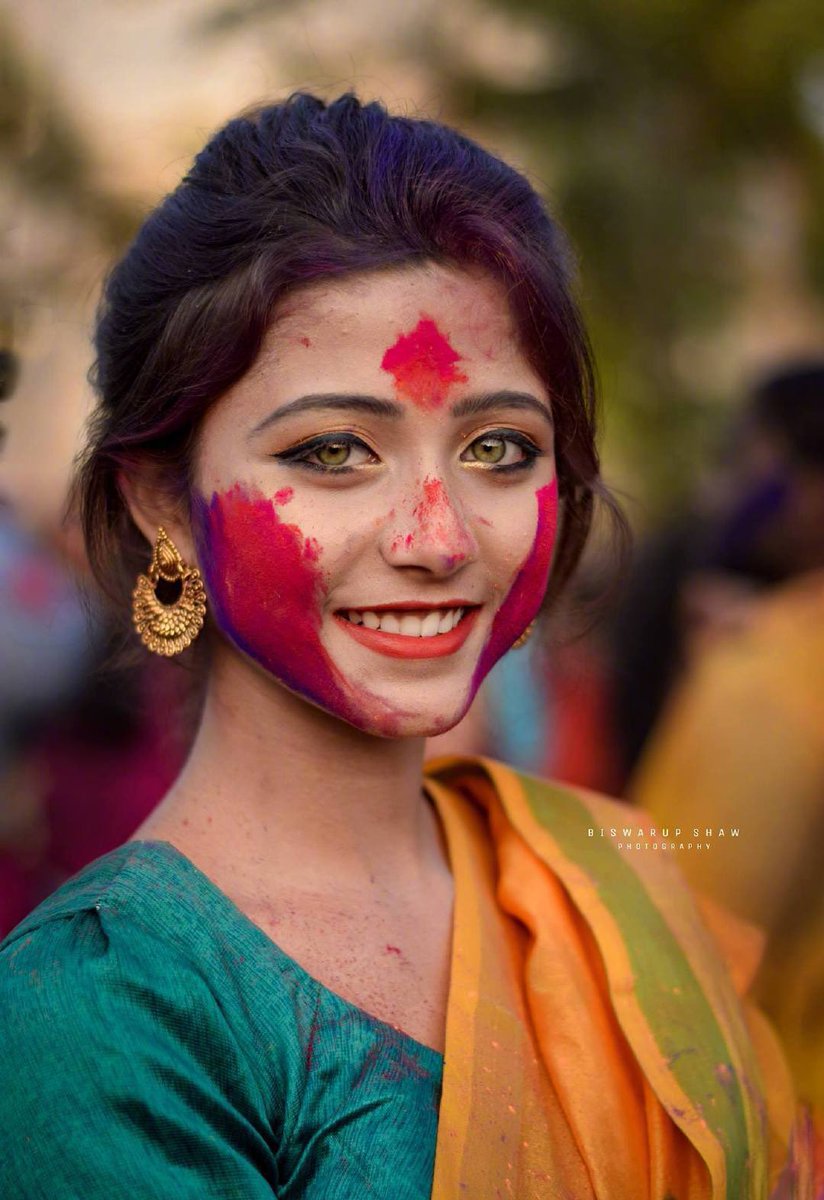 インドの女の子 Riya Sanyal ​​ちゃん 目の色が綺麗でずっと見つめてしまうし少し焼けた肌に色鮮やかなサリーを纏っている姿は異国情緒を感じさせて今すぐにでもインドに飛び立ちたい気持ちにさせる……🇮🇳 