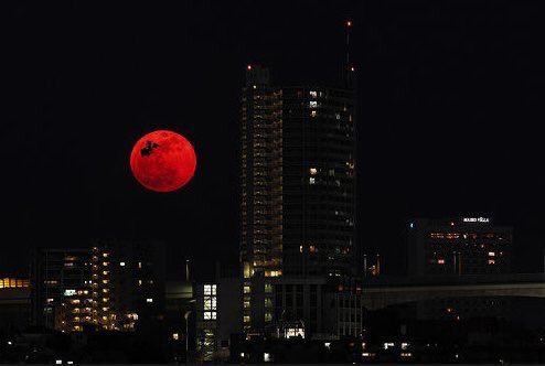 普段より大きい満月 「スーパームーン」  月に2回目の満月 「ブルームーン」  皆既月食で赤い満月 「ブラッドムーン」  全て同時に起きる 「スーパーブルーブラッドムーン」 がこれ