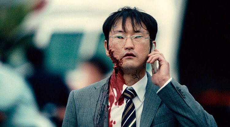 『アイ・アム・ア・ヒーロー』のZQNの特徴は自分が感染前に習慣としていた行動や言葉を喋ったりするんですが、「いつもお世話になってます〜」と喋る社畜ZQNはとても日本を感じますね 