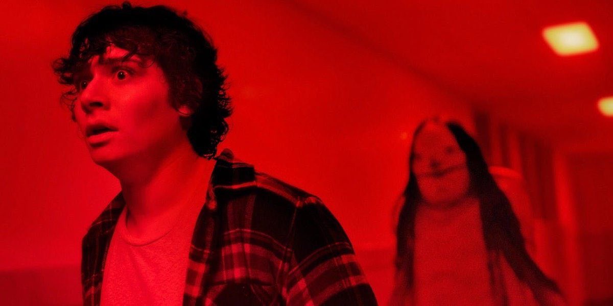 児童書ホラーの「だれかが墓地からやってくる」を映画化した『スケアリーストーリーズ 怖い本』中でも「青白い女」は脳裏に焼き付いたあの不気味な絵と同様に映画の方もかなり気味が悪く、襲い方も最悪すぎる