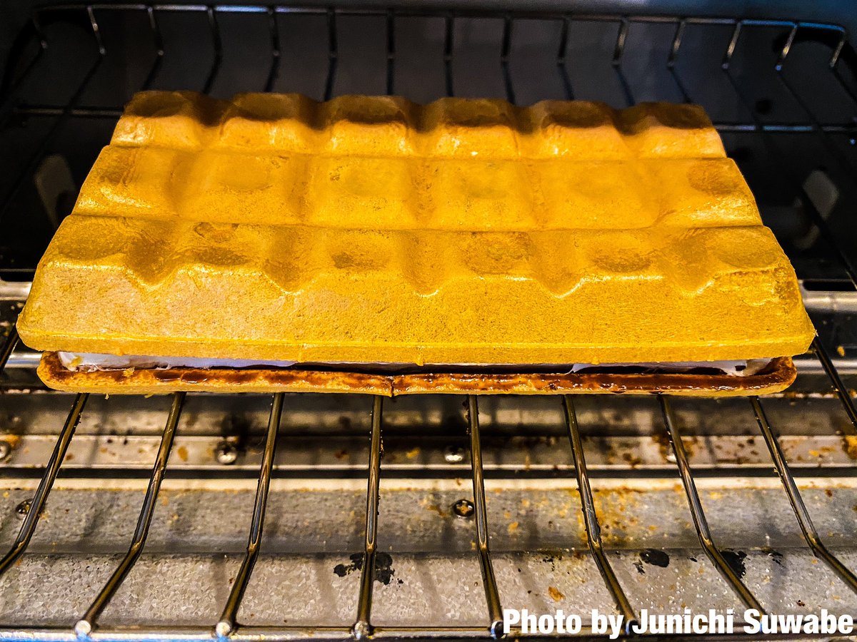 チョコモナカジャンボを熱しておいたトースターで40秒くらい焼く