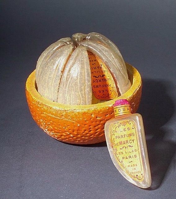 1900年代初頭のオレンジの香りの香水🍊 オレンジの容器に入ってる 