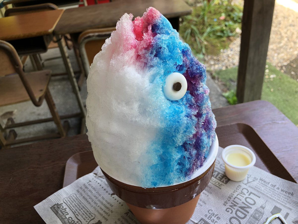 陶芸センターのおまかせかき氷。  まさかのカツオの頭。 