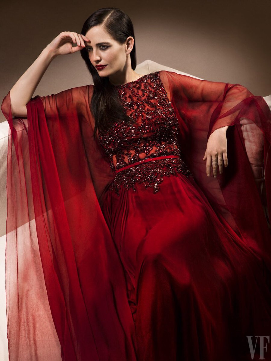 エヴァ・グリーン、魔女のような容姿とその見た目から醸し出される邪悪なオーラのせいで今まで演じてきた役の大半を『人外』と『危ない女』が占めてるの最高すぎじゃないですか...?? 