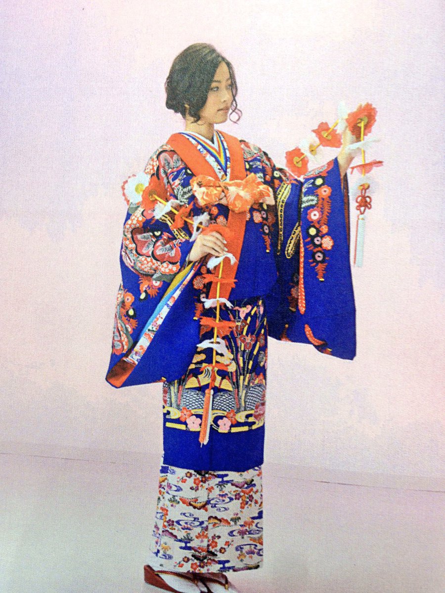 これは琉装っていって沖縄の民族衣装なんですよ〜🌺今思っても振袖じゃなくて琉装を選んで本当よかった
