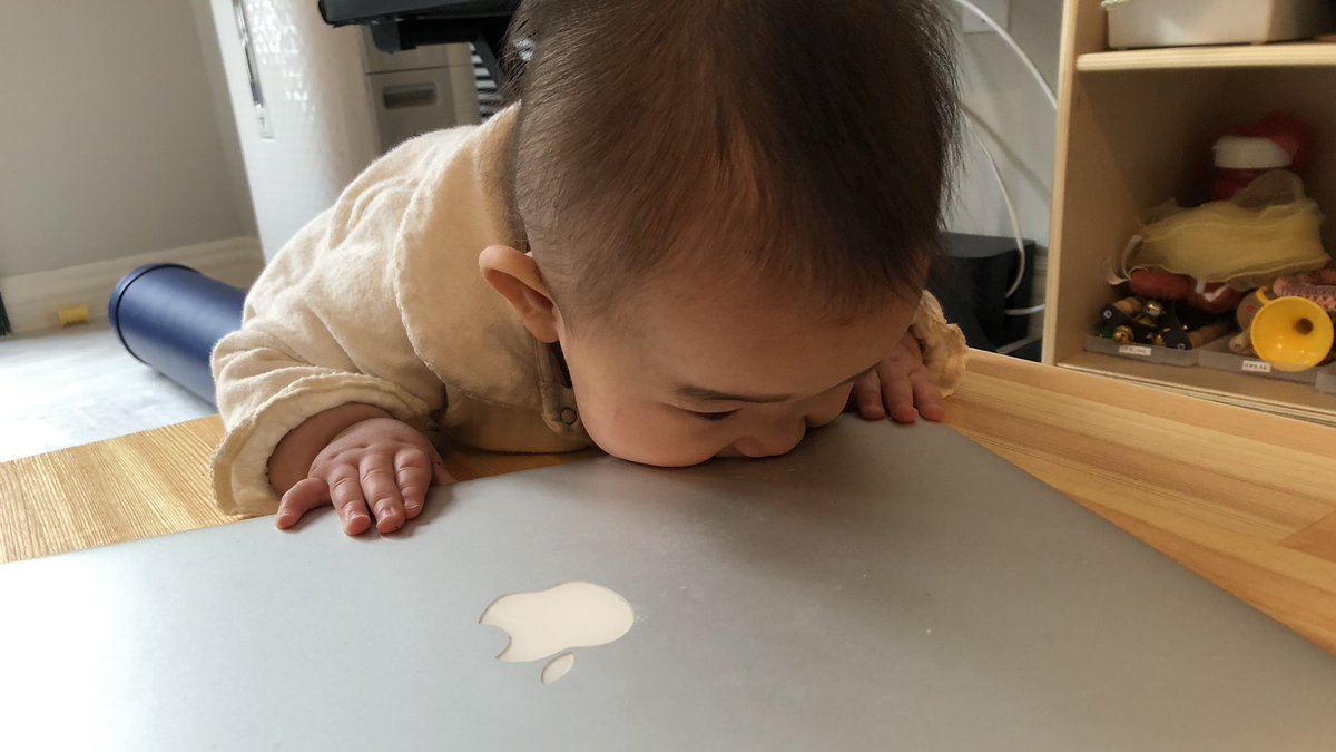 今朝起きたら、生後7ヶ月の娘が朝マックしてた 