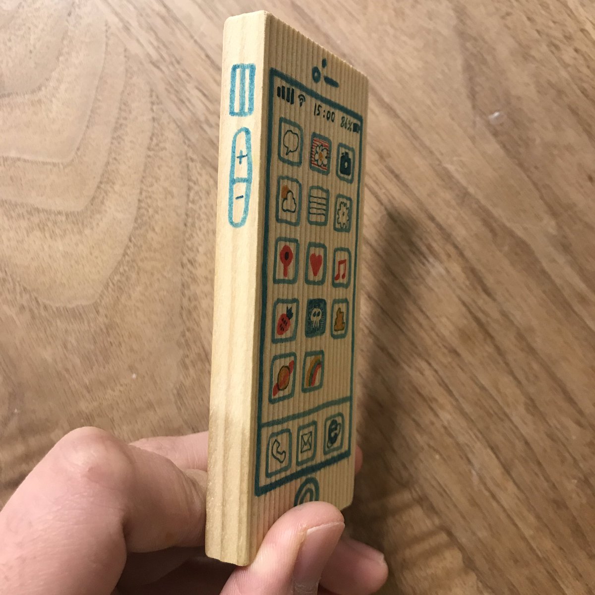 例によって娘が紀文のかまぼこの板を気に入って離さないのでスマートフォンにしてあげた