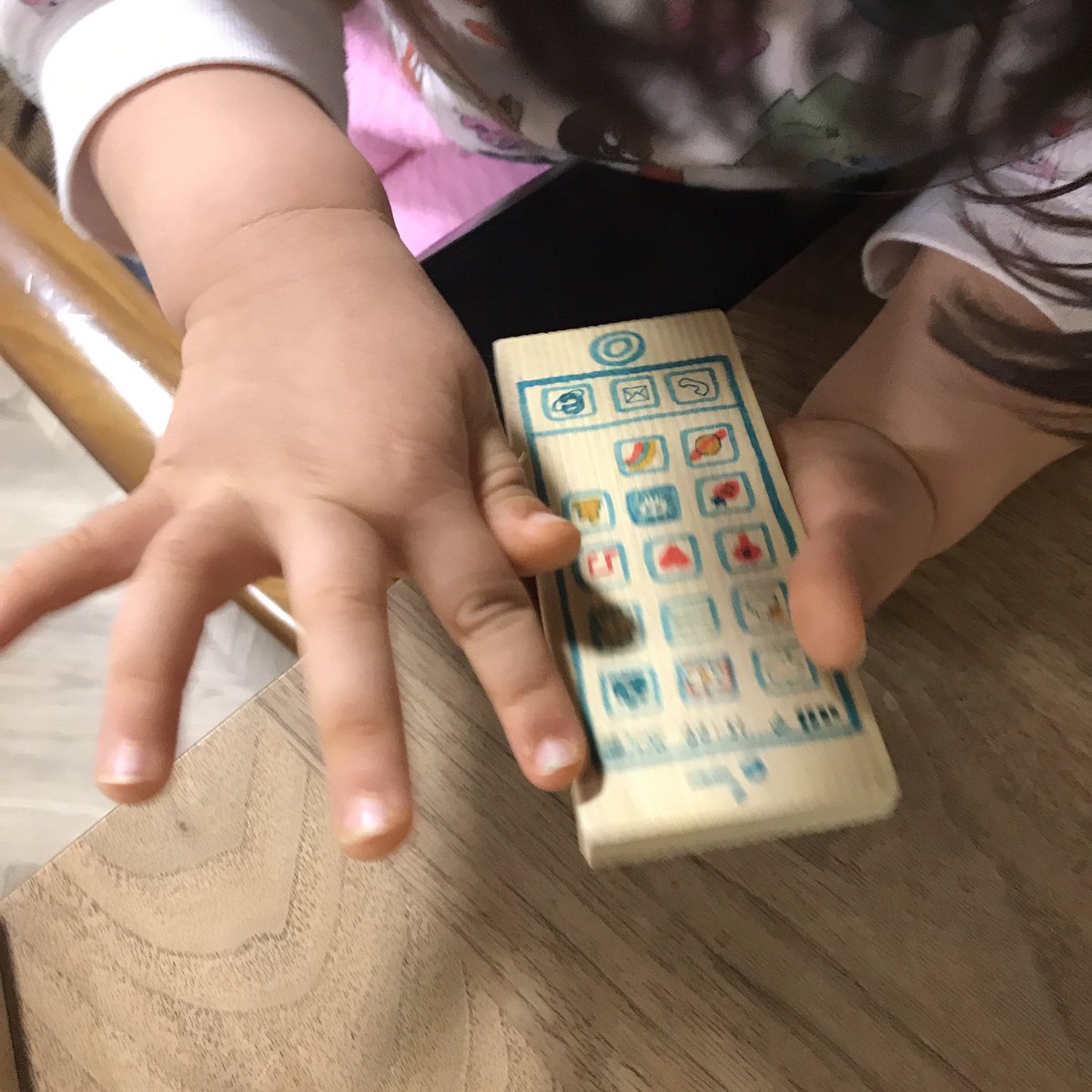 例によって娘が紀文のかまぼこの板を気に入って離さないのでスマートフォンにしてあげた