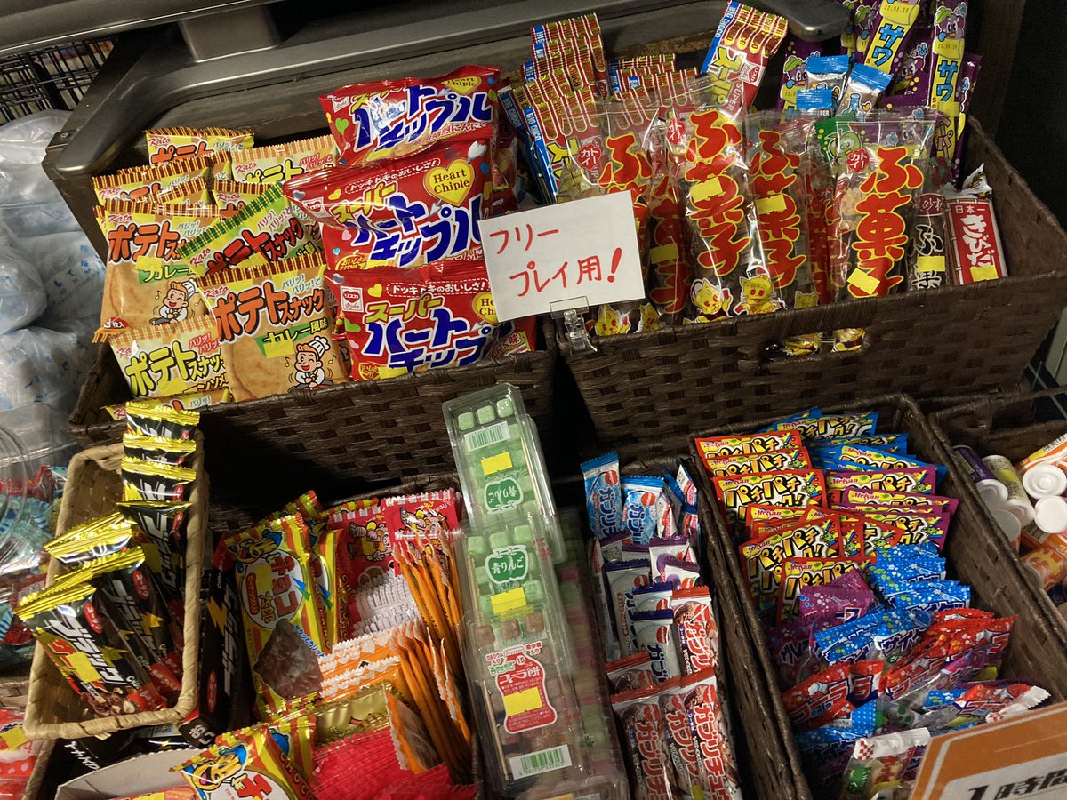 アキバのスーパーポテト久々に寄ったけど、1時間1,000円で駄菓子食べ放題&ジュース飲み放題&テーブル筐体ゲーム遊び放題という子供の頃に思い描いた天国みたいなサービスやってた