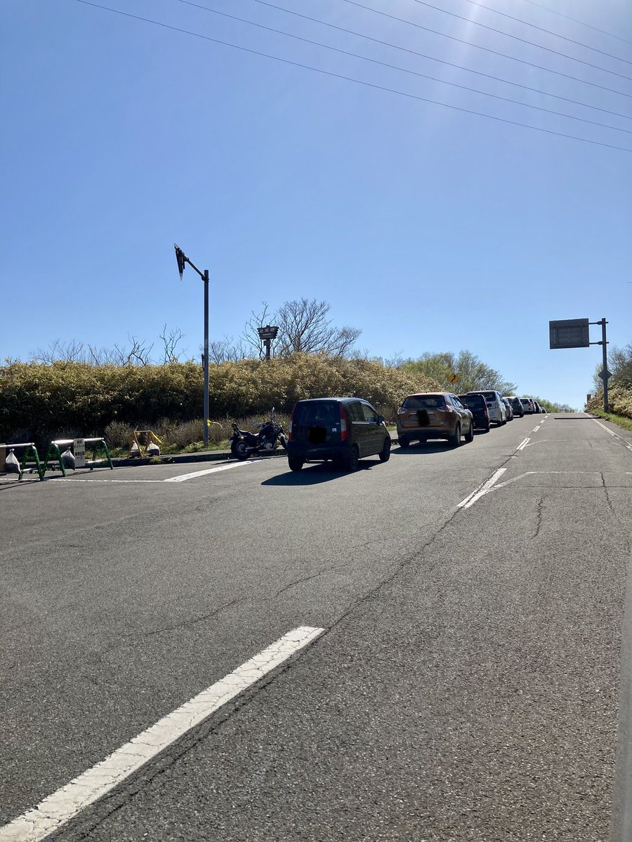 ですが、かなりの数の車が路上駐車し、立入禁止の看板を越えて多くの人が立ち入っています