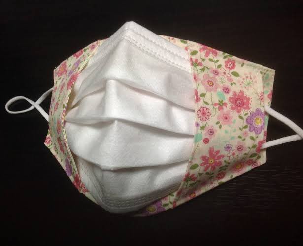 電車で前の女性が不織布マスクをオシャレにドレスアップするカバーつけてるんだけど、どう見てもセル