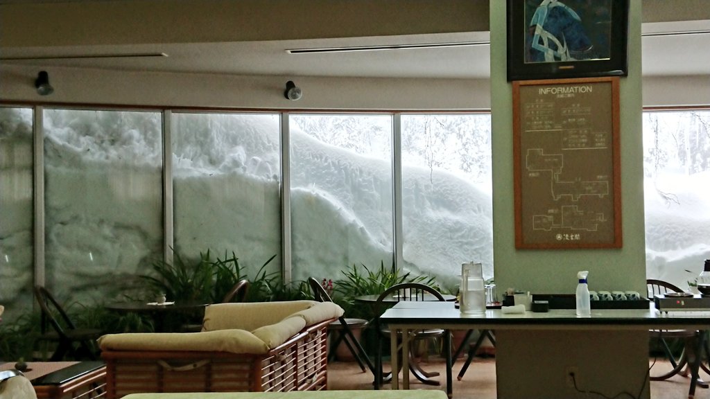 メシは文句なしに美味いんだけど窓の外の様子がどう考えてもおかしい 