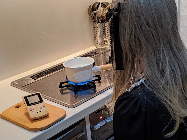 これは過酸化水素と70°C前後の熱湯で化学反応を起こしゲームボーイの黄ばみを漂白しようとする女装した俺