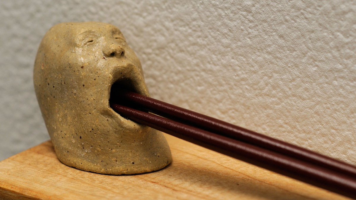 「おじさんがお箸をしゃぶってくれる箸置き」陶  あまり奥まで箸を入れるとおじさんがえずきます 