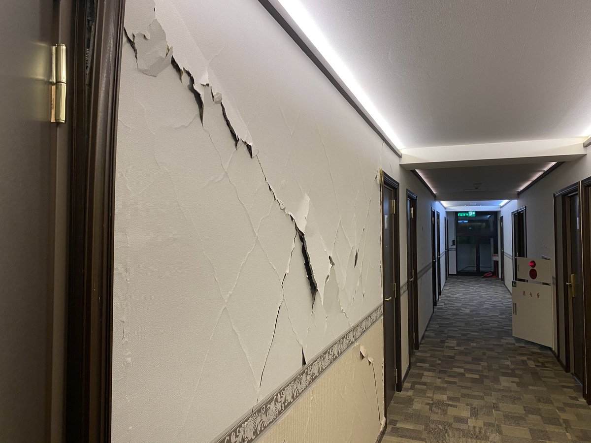 えー、とりあえず無事ですが、ホテルの壁こんななんですが、大丈夫ですかね…