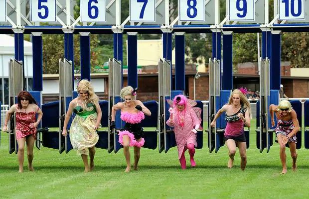 ウマ娘の増田読んでたら「あるチャリティイベントでは六人のドラッグクイーンが何千人もの観衆の前で競争し、多額の寄付金を集めた