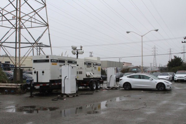 【速報】欧州で「ガソリン発電EV充電器」が流行ってしまう  ワロタwww 