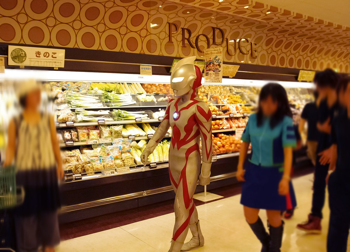 野菜売り場を歩くアーリーベリアル様 お買い物中の奥様達にめっちゃ二度見されていた