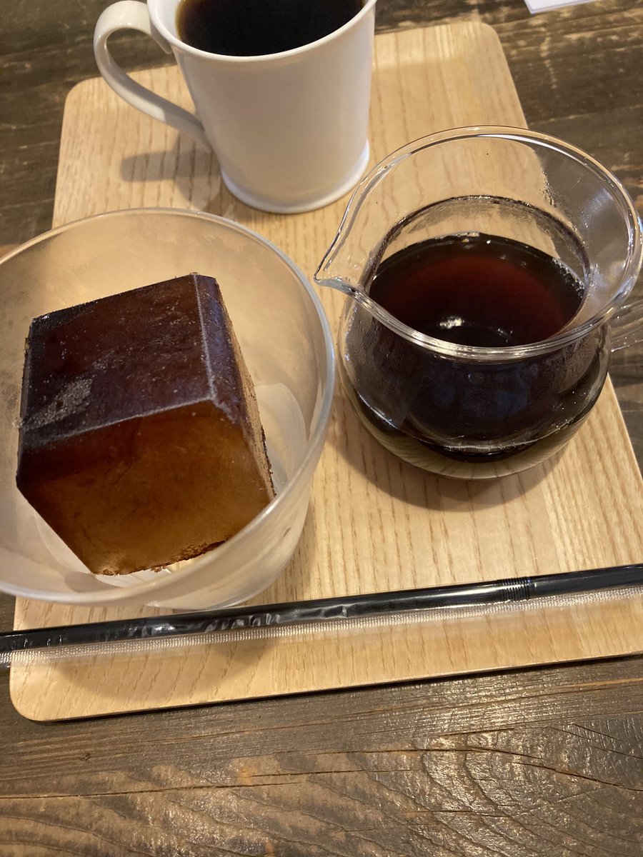 アイスコーヒー頼んだら、クソデカコーヒー氷とホットで出てくるタイプでうおーってなった 