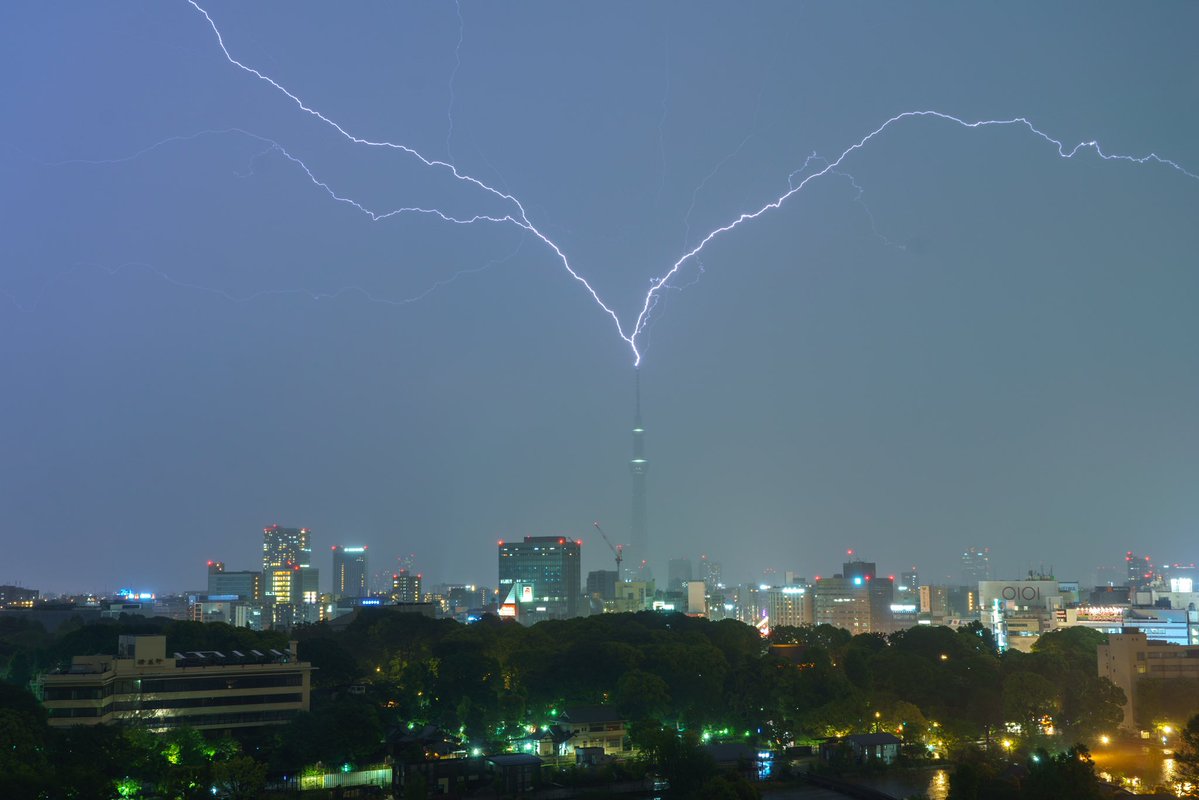 スカイツリーさん3発も雷くらってた。 守ってくれたんや…😭 