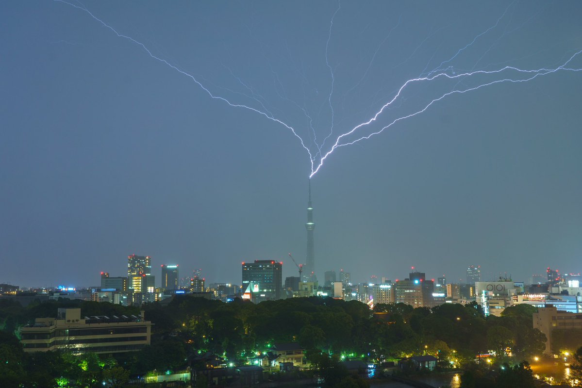 スカイツリーさん3発も雷くらってた。 守ってくれたんや…😭