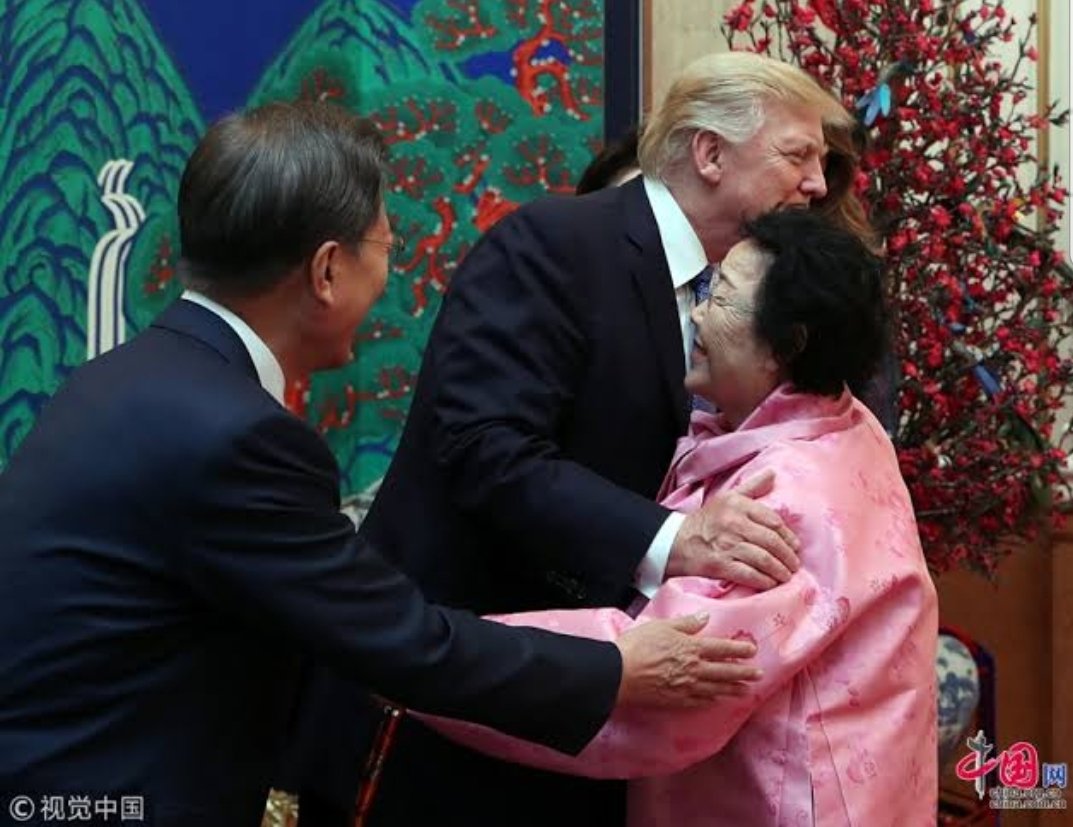 今更ですが…トランプさんに抱きついてる人、私は慰安婦じゃないって告白したのに、韓国ネタが大好きな日本のマスメディアは何故報道しないのですか