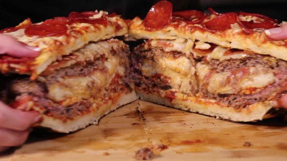 ピザの入ったハンバーグをピザで挟むバーガーとかいう天才的なバカの作った食べ物を知ったわ…