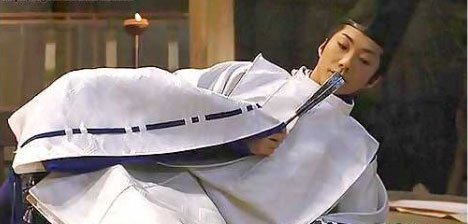 昨日なぜか野村萬斎さんの話が出て思い出したんだけど､同年代もしくはそれ以上の方なら伝わると思う野村萬斎さんの安倍晴明は「安倍晴明全然知らんし見たことないけど絶対こんな感じ」がやばいんですよ｡もはや本物(?)ミステリアスと色気の化身｡イケおじ｡映画また観たくなってきた 