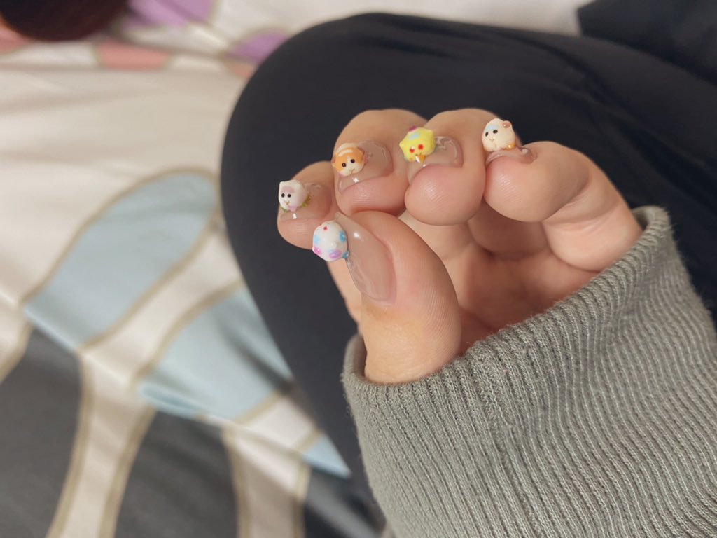 今俺は左の爪にモルカーを5台飼うという貴族の遊びをしている... これが豪遊...たのしぃ... #モルカー 