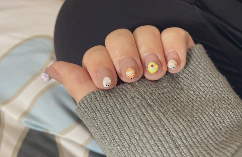 今俺は左の爪にモルカーを5台飼うという貴族の遊びをしている... これが豪遊...たのしぃ... #モルカー 